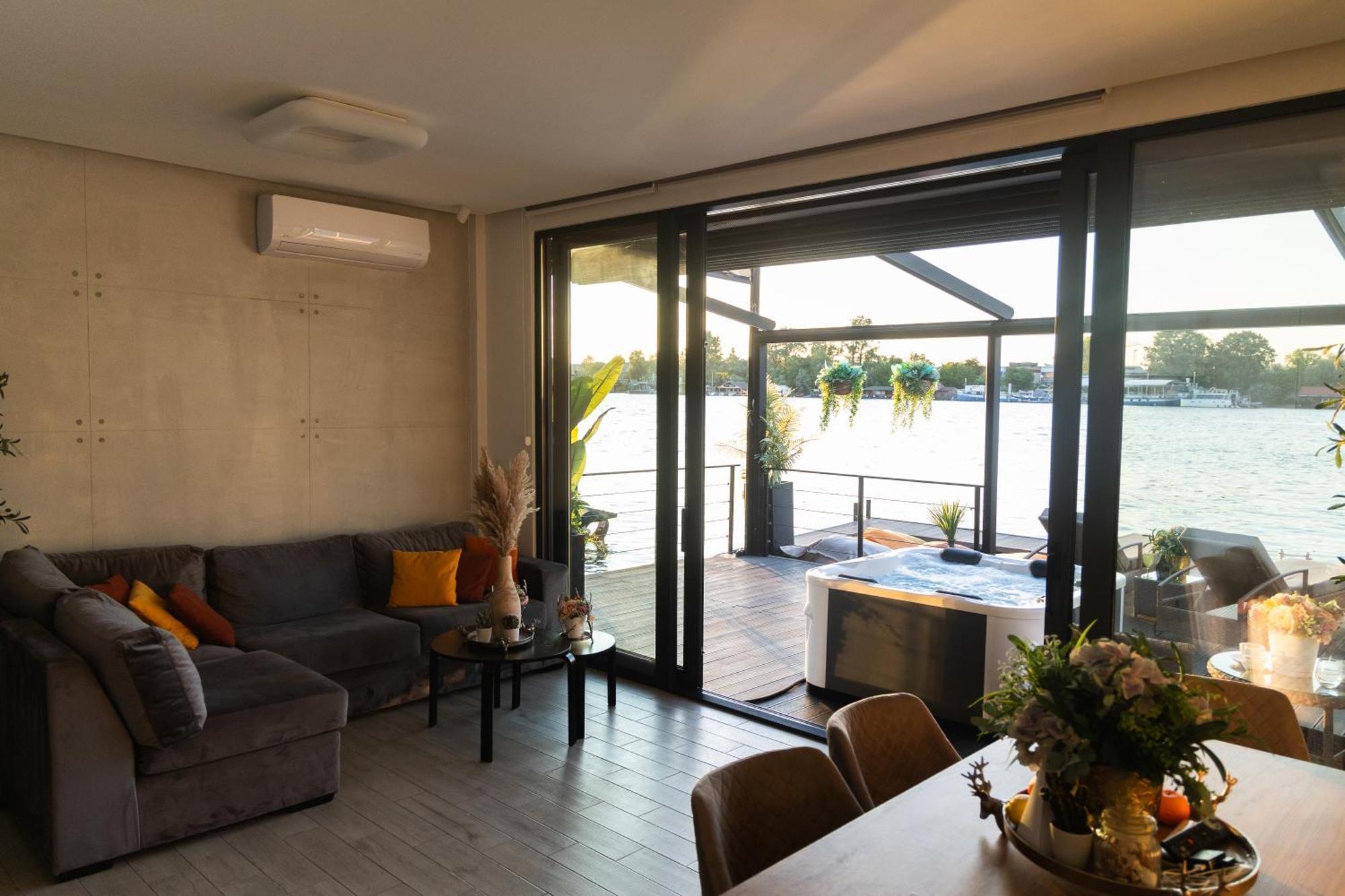 Ada Moment Splav- Kuca Na Reci Beograd- Floating House On Sava River ,Beograd Eksteriør bilde